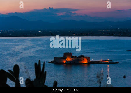 Nacht Blick auf Burg Bourtzi in der Ägäis, Nafplio, Griechenland Stockfoto