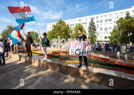 Samara, Russland - 9. September 2018: Opposition protestieren gegen die Erhöhung des Rentenalters Text in Russisch: Putin ist ein Dieb Stockfoto