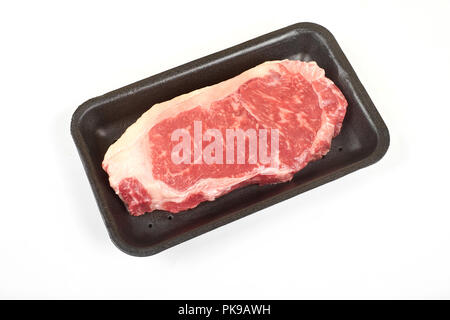 Rohes Rindfleisch Steak in einem Fach auf weißem Hintergrund. Stockfoto