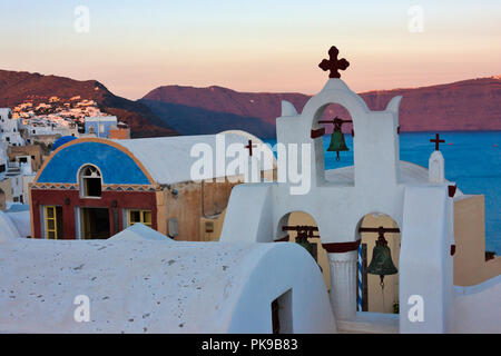 Glockenturm der Kirche an der Küste der Ägäis, Oia, Santorini, Griechenland Stockfoto