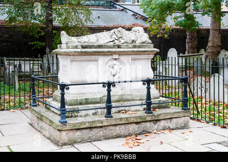 Das Grab von John Bunyan in Bunhill Fields Grabstätte, London. Das 17. Jahrhundert Verfasser und Prediger war Thema der Fortschritte des Pilgers. Stockfoto