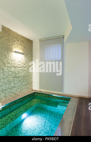 Modernes Hotel, Spa, Whirlpool, Mauer aus Stein Stockfoto