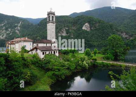 Corlo See ist eine künstliche Becken ganz in der Gemeinde Arsiè inbegriffen, in der Provinz von Belluno, Venetien, Italien, im Jahr 1954 gebaut. Im Bild das Dorf Rocca. Stockfoto