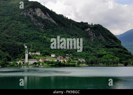 Corlo See ist eine künstliche Becken ganz in der Gemeinde Arsiè inbegriffen, in der Provinz von Belluno, Venetien, Italien, im Jahr 1954 gebaut. Im Bild das Dorf Rocca. Stockfoto