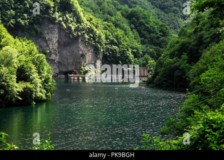 Arsiè, Venetien, Italien. Der Staudamm Corlo ist ein imposantes Barriere des Cismon Torrent erbaut zwischen 1951 und 1953 Um eine künstliche Becken zu bekommen. Stockfoto