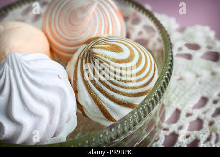 Marshmallows verschiedener Sorten in einem Glas Vase. Stockfoto