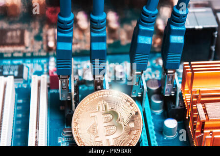 Bitcoin vor dem Hintergrund einer Grafikkarte. Technologie der Blockierung, Handel, Crypto Stockfoto