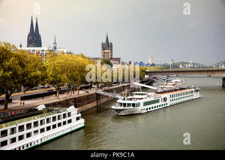 Die Kathedrale und die Kirche Groß St. Martin, Rhein, Köln, Deutschland. der Dom und die Kirche Groß St. Martin, Rheinufer, Koeln, Deutschland. Stockfoto