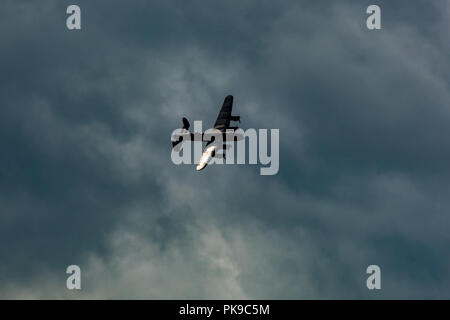 Eine seltene Avro Lancaster banking gegen thundery Himmel während eines Air Display Stockfoto