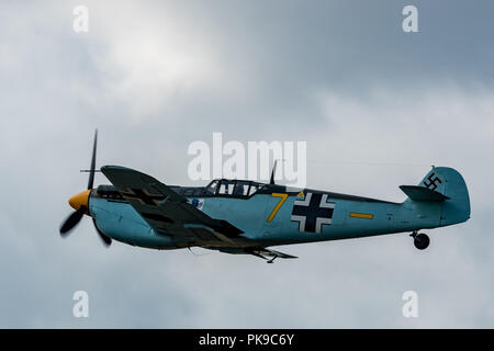 Eine Messerschmitt Bf 109 E zeigt seine Manövrierfähigkeit während der Schlacht von Großbritannien Anzeige an der Biggin Hill Airshow Stockfoto