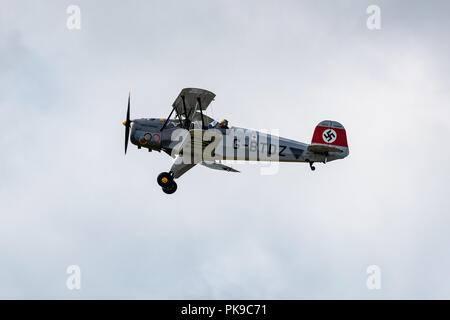 Ein 1957 Spanisch gebaut Bucker Jungmeister Bu 131 bi-plane, ursprünglich als primäre Ausbildung Flugzeuge für Deutsche Kampfpiloten während des Zweiten Weltkriegs entwickelt. Stockfoto