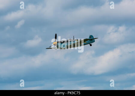 Eine Messerschmitt Bf 109 E zeigt seine Manövrierfähigkeit während der Schlacht von Großbritannien Anzeige an der Biggin Hill Airshow Stockfoto