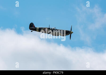 Die 'Kent Spitfire 'TA805, ein Mk IXe Supermarine Spitfire an der Biggin Hill Erbe Hanger basierend Stockfoto