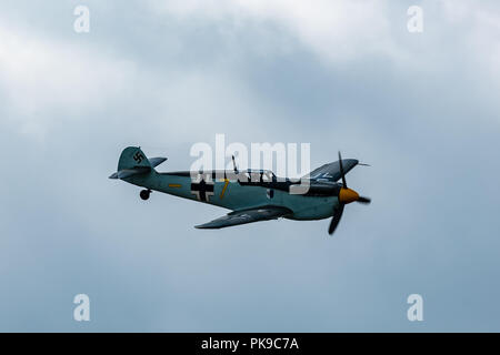 Eine Messerschmitt Bf 109 E zeigt seine Manövrierfähigkeit während der Schlacht von Großbritannien Anzeige an der Biggin Hill Airshow Stockfoto