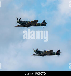 Ein paar der Supermarine Spitfires aus dem Biggin Hill Erbe Aufhänger in Formation über dem Flugplatz fliegen Stockfoto