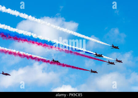 Red Arrows Hawk Jets mit ihrer Unterschrift die roten, weißen und blauen Rauch Wanderwege Stockfoto