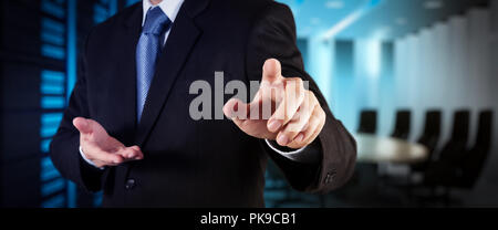 Geschäftsmann workimg auf VR leere breiter Touchscreen computer auf Office blur Hintergrund. Stockfoto