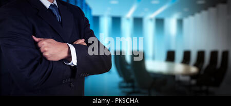 Geschäftsmann workimg auf VR leere breiter Touchscreen computer auf Office blur Hintergrund. Stockfoto