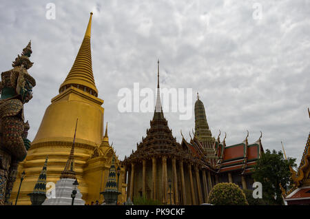 Tempel bauten im Grand Palace in Bangkok, Thailand an einem bewölkten Tag Stockfoto