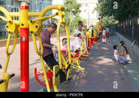 Straße Turnhalle. Das Leben im Freien in Peking, China. Stockfoto