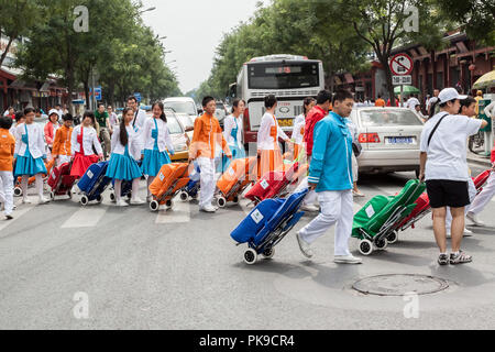 Junge Schüler Überqueren der Straße in Peking, China. Stockfoto