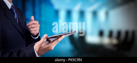 Geschäftsmann workimg auf VR leere breiter Touchscreen computer auf Office blur Hintergrund. Stockfoto