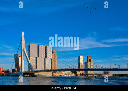 Rotterdam Stadtbild mit Erasmus Brücke über Fluss Nieuwe Maas auf den Sonnenuntergang. Niederlande Stockfoto