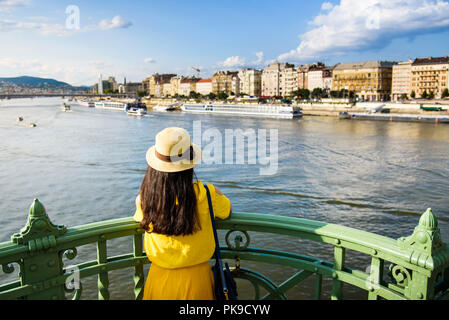 Weibliche Reisende genießen Sie Budapest Blick von der Brücke Stockfoto