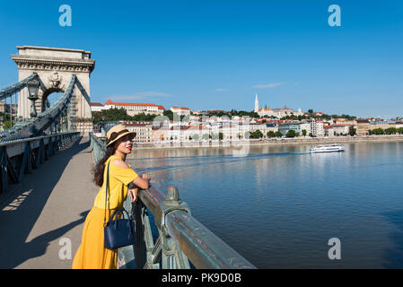 Weibliche Touristen genießen Sie Budapest Blick von der Kettenbrücke Stockfoto