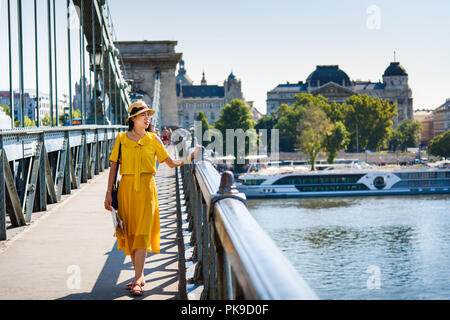 Weibliche Touristen genießen Sie Budapest Blick von der Kettenbrücke Stockfoto