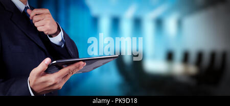 Geschäftsmann workimg auf VR leere breiter Touchscreen computer auf Office blur Hintergrund. Stockfoto