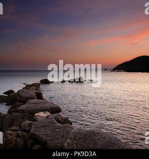 Sonnenuntergang über Looe Island von Portwrinkle, Cornwall Stockfoto