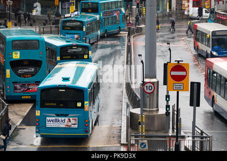 Busse in Queen Square Busbahnhof Liverpool UK auf einem nassen und miserabel Herbst Tag Stockfoto