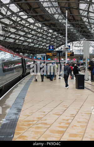 Die Passagiere steigen aus der Jungfrau Zug von London nach Liverpool in Lime Street Station Liverpool UK. Stockfoto