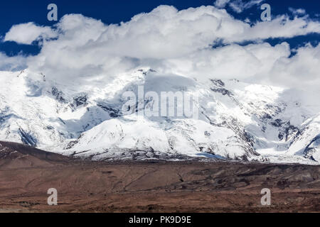 Maztag Ata Mountain. Landschaft um den Karakul-See, Autonome Region Xinjiang, China. (Kirgisisch: 'Schwarzer See') Stockfoto