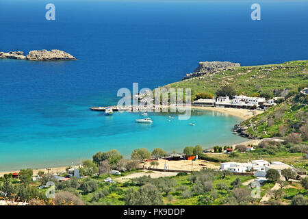 Blick auf Lindos Sand Strand und Hafen. Die Insel Rhodos, Griechenland. Stockfoto