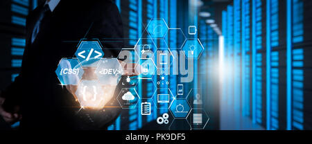 Software Entwickler arbeiten mit Augmented Reality dashboard Computer Icons von Scrum agile Entwicklung und code Gabel und Versionierung mit reaktionsschnellen Stockfoto