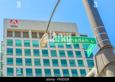 San Jose, Kalifornien, USA - 12. August 2018: Adobe Hauptsitz in der Park Avenue und Almaden Street Sign von San Jose, Silicon Valley, Kalifornien. Stockfoto