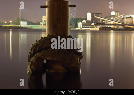 Alte reifen an einem Metallmast im Container Terminal in Riga, Lettland im Sommer Nacht, Landschaft Stockfoto