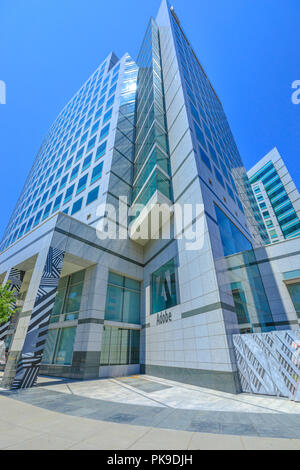 San Jose, CA, Vereinigte Staaten - 12. August 2018: vertikaler Adobe HQ im Silicon Valley. Adobe ist führender Anbieter von Software für Grafik, Fotografie, Video und einem großen microstock Agentur. Stockfoto