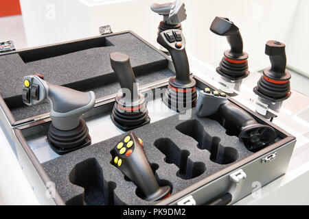 Joysticks für die Steuerung von Baumaschinen Stockfoto