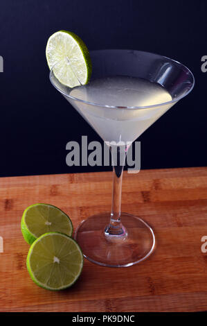 Glas daiquiri Cocktail auf Holz Schneidebrett Stockfoto