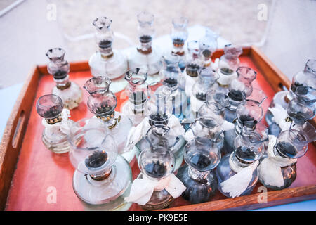 Altes Öl Glas Lampen mit DIY-Fixes auf Tisch versammelte sich am griechischen Strand bei Sonnenuntergang Stockfoto