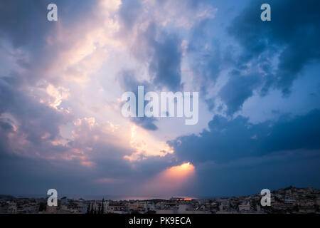 Himmlische Licht Strahlen Piercing durch die Wolken über dem Meer Stockfoto