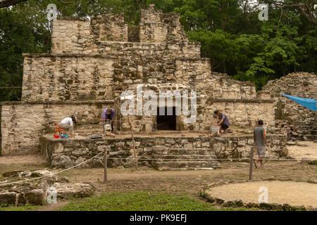 Die restaurierungsarbeiten an der Maya-ruinen von Muyi - Chunyaxche, in der Nähe von Tulum, Mexiko (10. August 2018) Stockfoto
