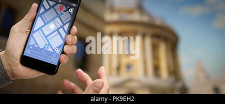 In der Nähe von Touristen mit GPS-Navigation auf dem Smartphone die Anwendung Screen für die Richtung zum Ziel Adresse in der Stadt mit Reisen Stockfoto
