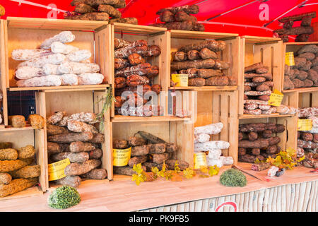 Malmedy, Belgien, 15. August 2018: Ein Markt mit verschiedenen Arten von Wurst Stall, sauber in Holzkisten angezeigt, die Wurst eine Spezialität aus belgischen Ardennen Stockfoto