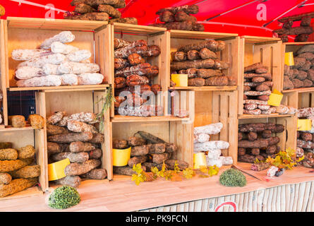 Malmedy, Belgien, 15. August 2018: Ein Markt mit verschiedenen Arten von Wurst Stall, sauber in Holzkisten angezeigt, die Wurst eine Spezialität aus belgischen Ardennen Stockfoto