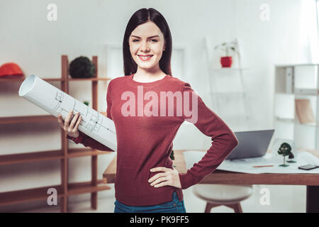 Attraktive junge Frau mit gerollt Skizze Stockfoto