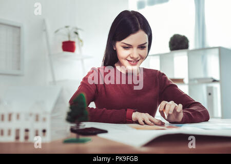 Hübsche brünette Mädchen arbeiten mit Freude Stockfoto